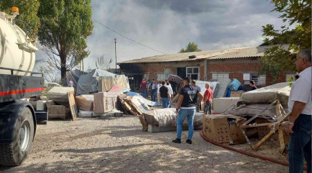 Gediz'de depo yangını