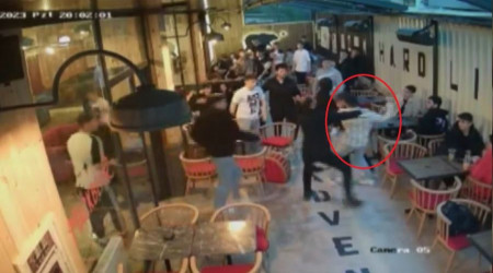 Gençlerin kavgası kafeyi karıştırdı