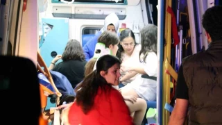 Geziye giden öğrencileri taşıyan midibüs şarampole uçtu: 25 yaralı