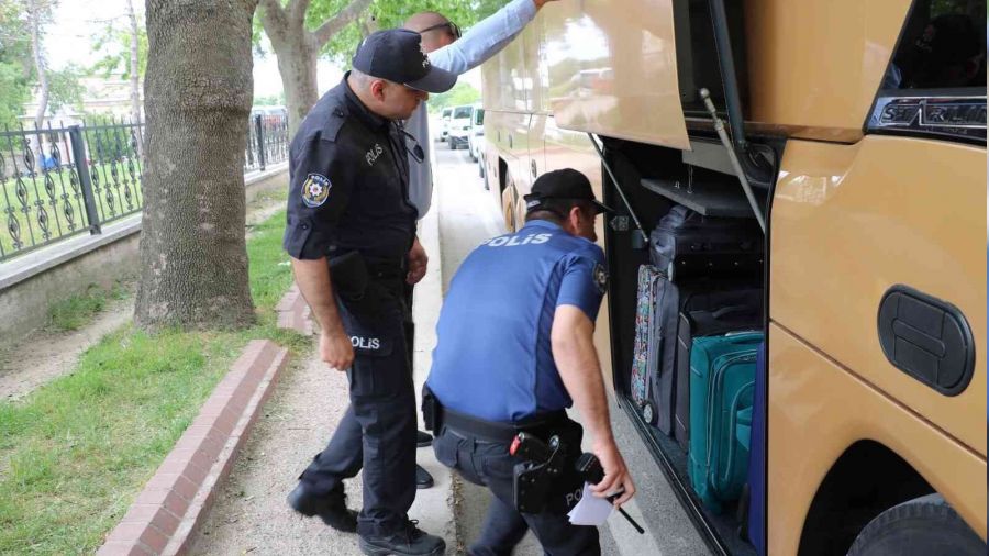 Göçmenler otobüsün deposunda yakalandı