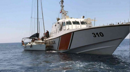 Göçmenler yelkenli tene ile kaçarken yakalandı