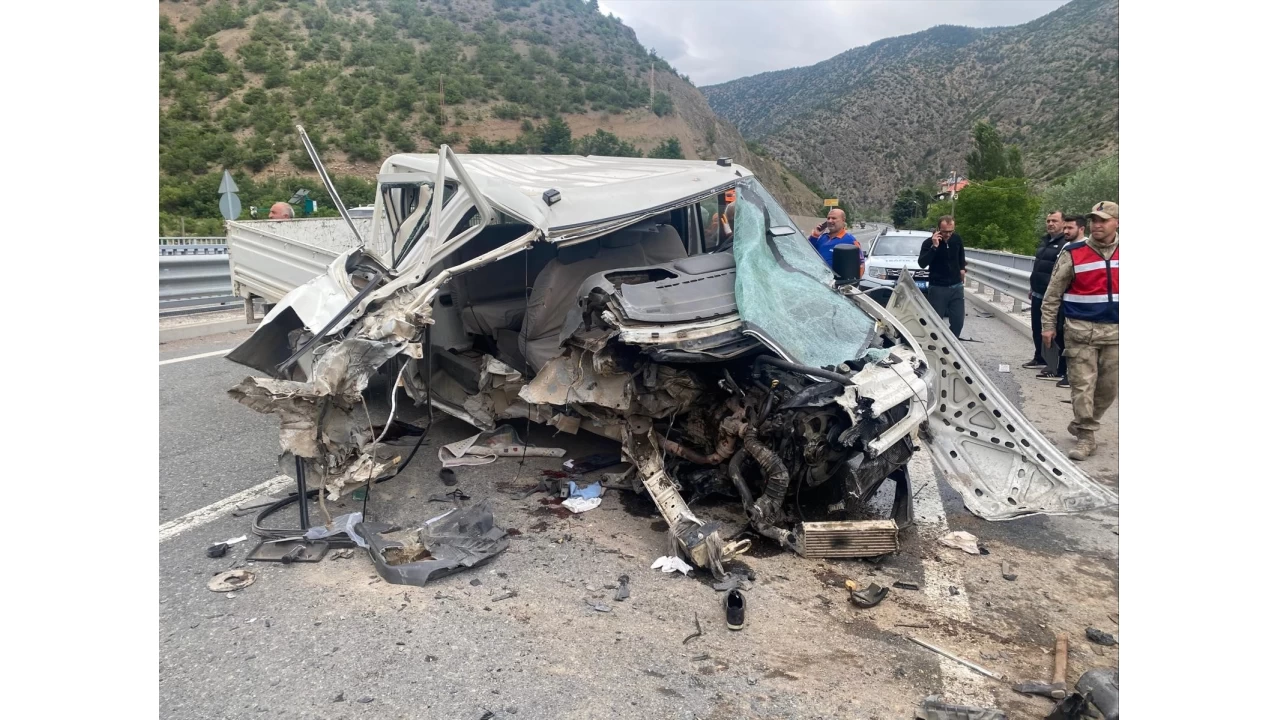 Gümüşhane-Trabzon yolunda kamyonet bariyerlere çarptı: 1 ölü, 3 yaralı