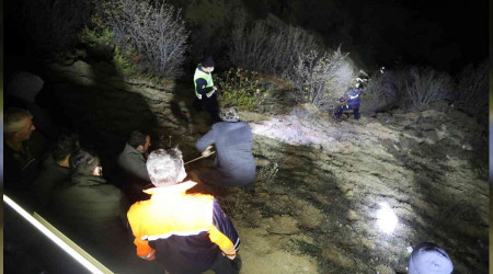 Gümüşhane'de kamyonet uçuruma yuvarlandı