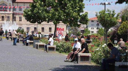 Gündüzleri kavuruyor, geceleri donduruyor