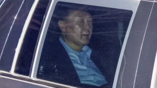Güney Kore'de devlet başkanlığı görevinden uzaklaştırılan Yoon resmen tutuklandı