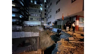 Güngören'de 6 katlı binanın bitişiğindeki inşaat alanında toprak kayması yaşandı