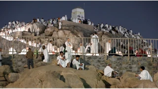 Hacı adayları vakfe için Arafat'ta