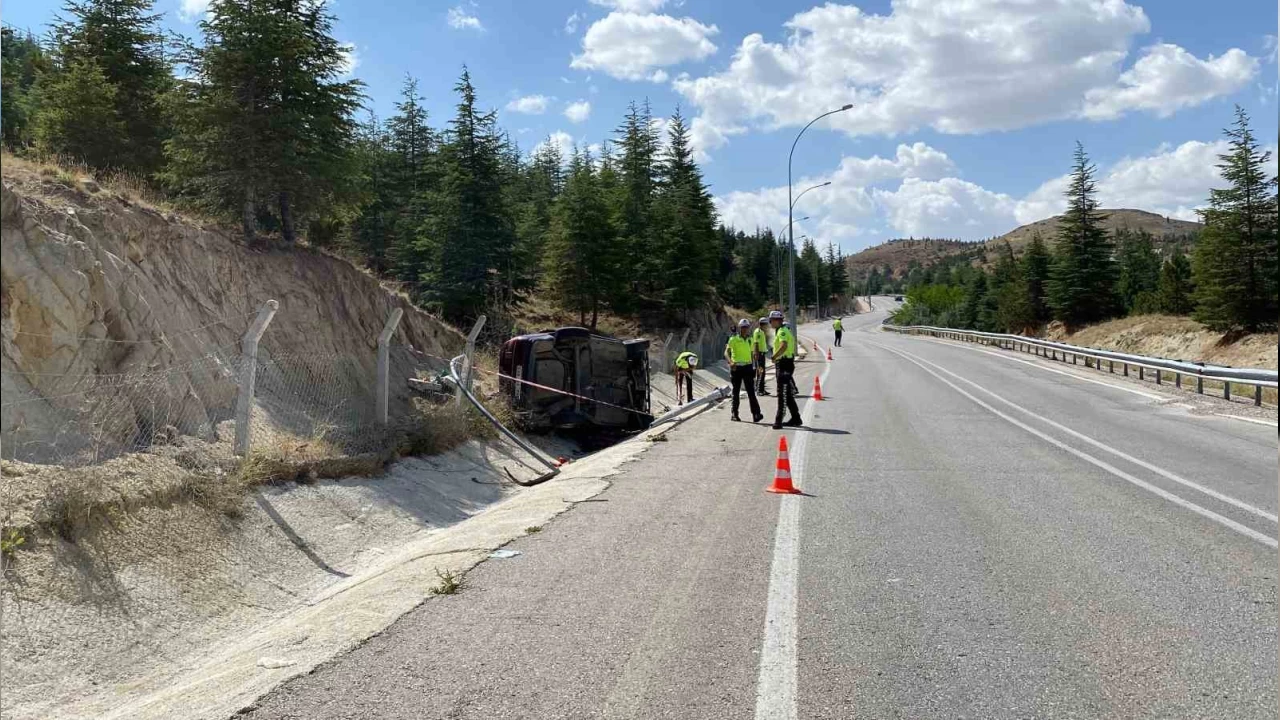 Hafif ticari ara�, dire�e �arp�p devrildi: 3 a��r yaral�