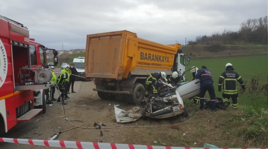 Hafriyat kamyonu otomobili bi�ti