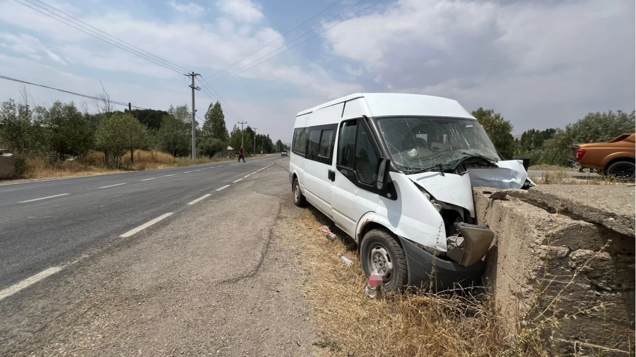 Hakkari'de minibüs duvara çarptı: 4 yaralı