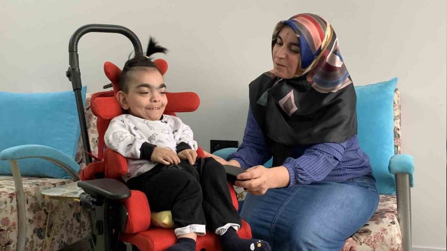 Hasta oğlu için diktiği özel kıyafetler ona iş kapısı oldu