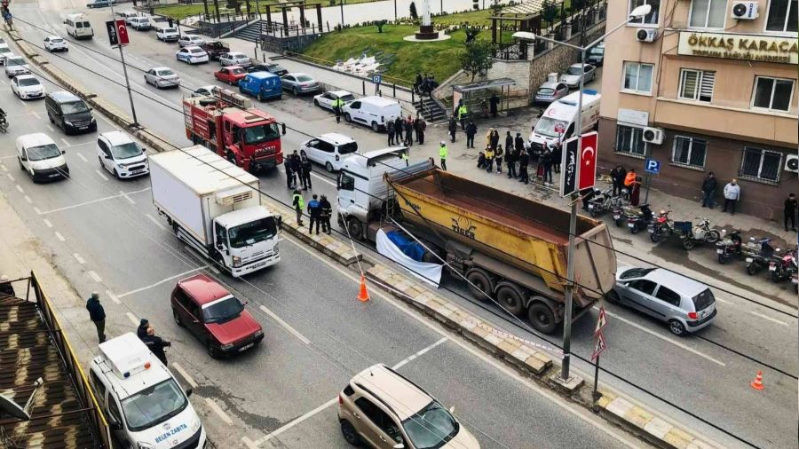 Hatay'da hafriyat kamyonu aileyi parçaladı