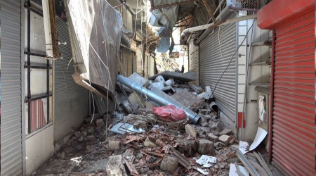 Hatay'da Uzun Çarşı esnafı ürünlerini kurtarmaya çalışıyor