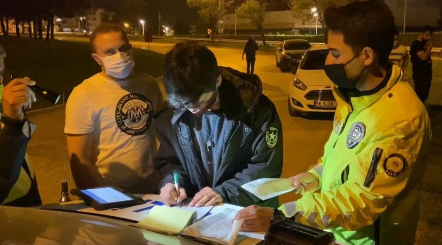 Havadan görüntülenen uygulamada gencin üzerinden uyuşturucu çıktı