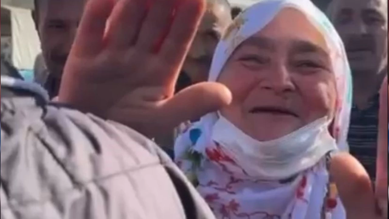 Hayvan pazar�ndaki ya�l� kad�na yap�lan jest g�l�msetti