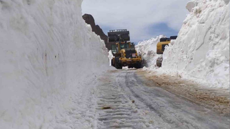 Haziran ayında 3 metreyi bulan karda yol açma çalışması