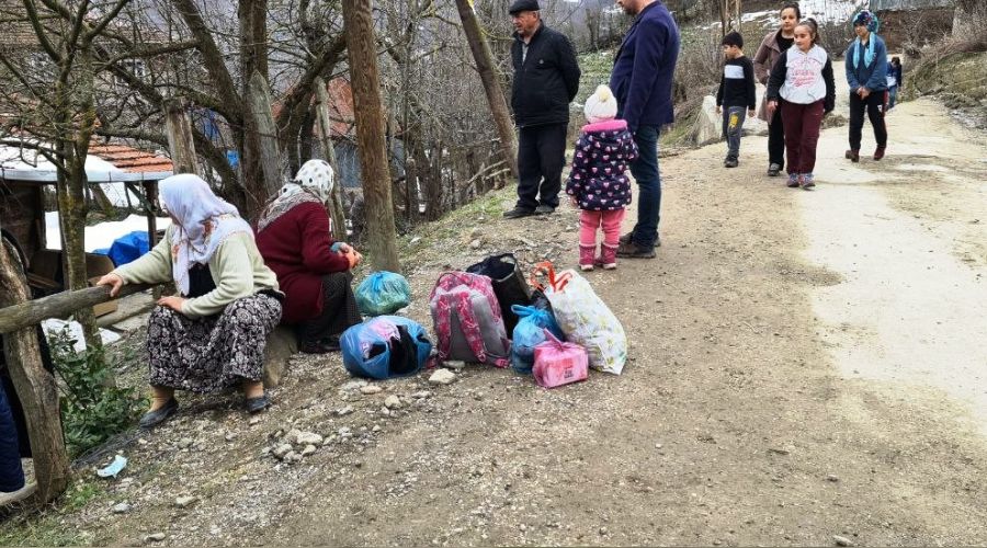 Heyelan etkisini art�yor: 9 evde 41 ki�i tahliye edildi