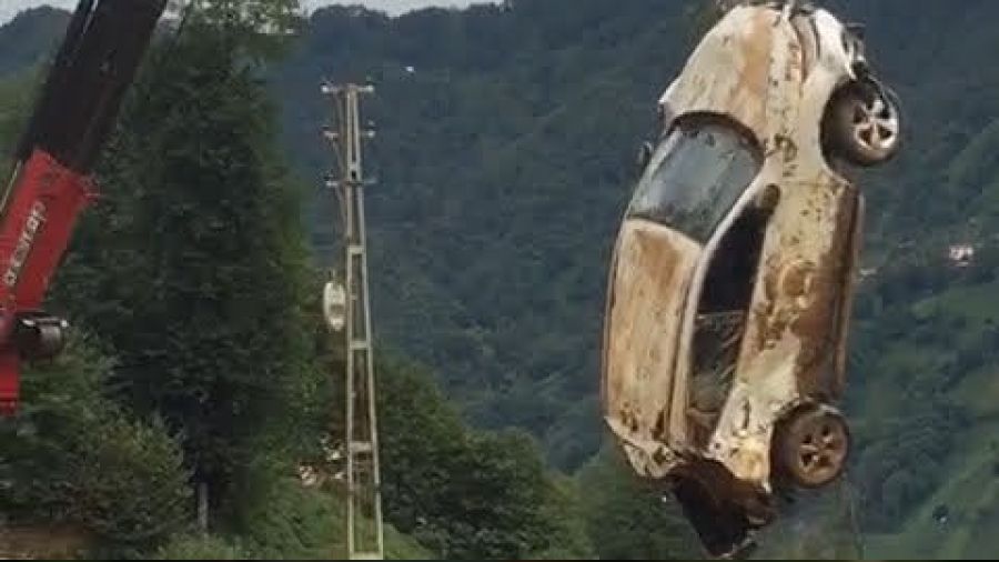 Heyelanda toprak altında kalan araç böyle kurtarıldı
