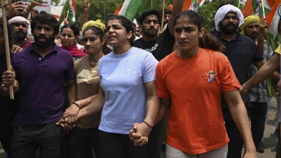 Hindistan'da kad�n g�re��ilere dava a��ld�