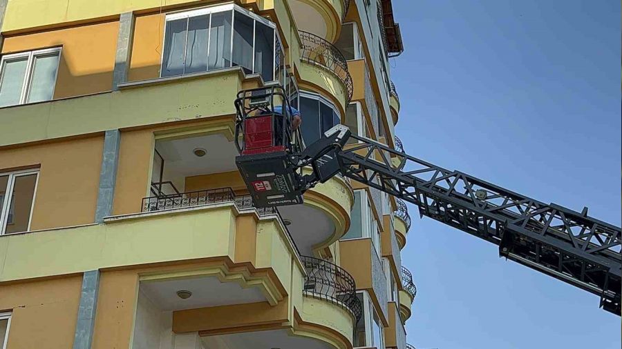 Hırsızlar kaçarken klimanın demirine asılı kaldılar