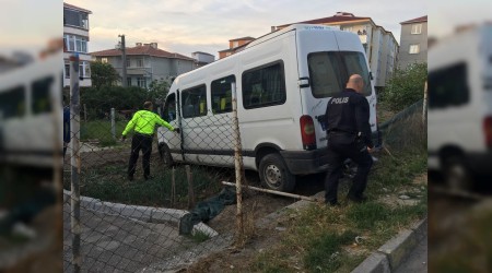 Hızını alamayan servis evin bahçesine uçtu