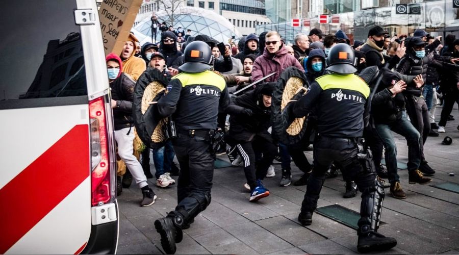 Hollanda'da protestolar �iddetini artt�rd�