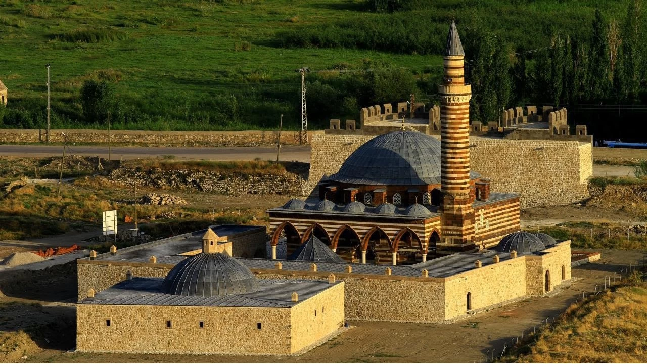 H�srev Pa�a Camii: Van��n sessiz ta�lar�nda Mimar Sinan��n imzas�