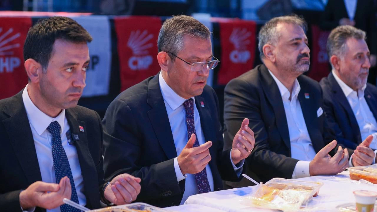 �ftara kat�lan �zg�r �zel, ayet okuyup oy istedi