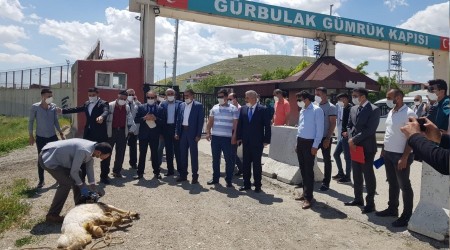 İhracatçılar sınır kapısında kurban kesip dua etti