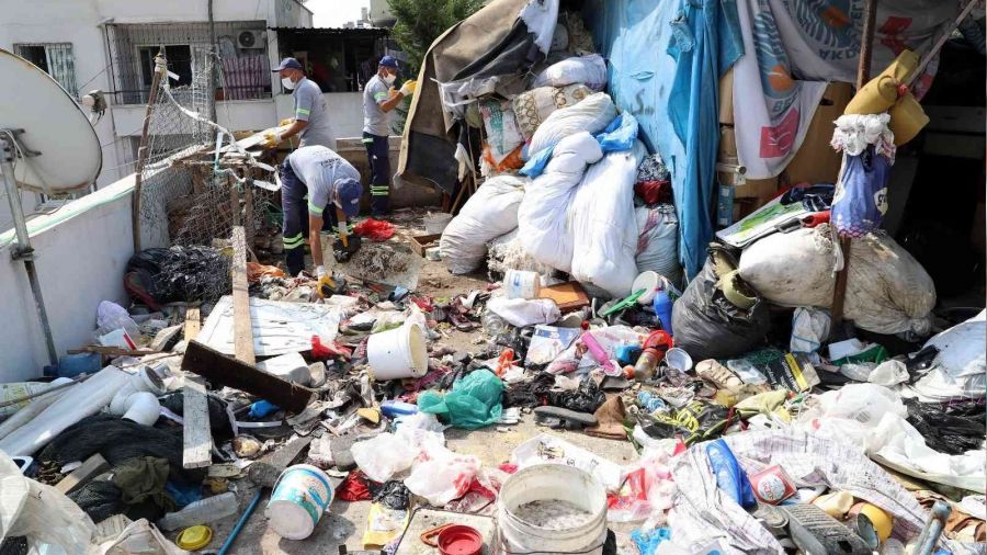 İki katlı evden 3 kamyon çöp çıktı