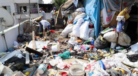 İki katlı evden 3 kamyon çöp çıktı