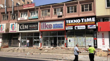 İş merkezinin çatı duvarı çöktü