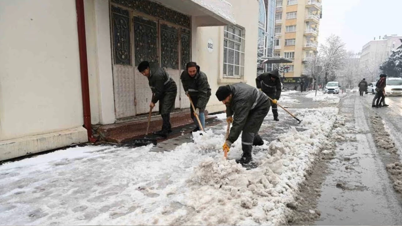 Isparta'da kar nedeniyle taşımalı eğitime 1 gün ara verildi