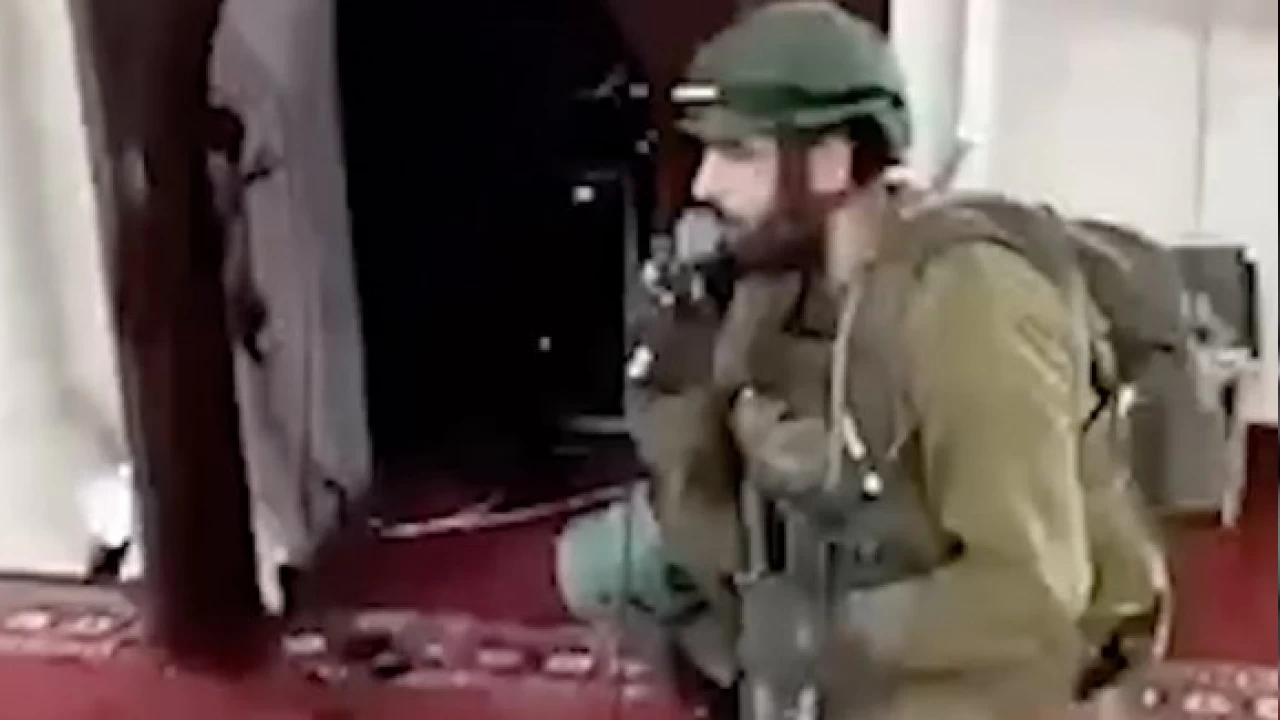 İsrail askerleri, Cenin'de bir camiyi işgal ederek hoparlörlerden Yahudi duası okudu
