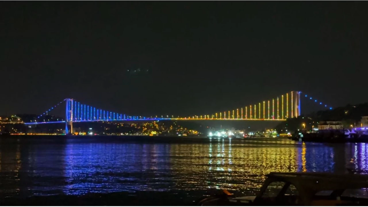 İstanbul Boğazı sarı-lacivert