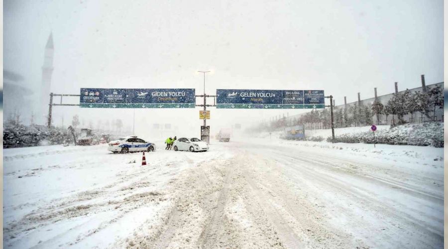İstanbul Havalimanı'na giden yollar kapandı