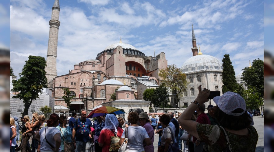 stanbul'a gelen turist azald