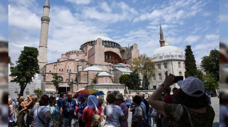 stanbul'a gelen turist azald