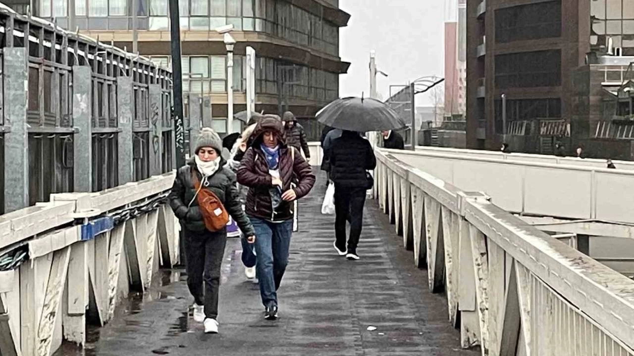 �stanbul'da f�rt�na ve sa�anak ya��� etkili oluyor