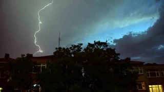 İstanbul'da gün batımında şimşekler gökyüzünü aydınlattı