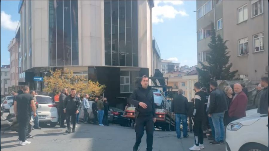 �stanbul'da iki gen� ba�lar�ndan vurulmu� halde bulundu