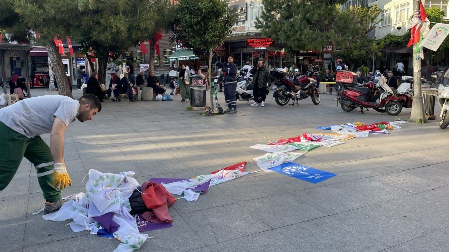 �stanbul'da partilerin bayrak ve pankartlar� topland�