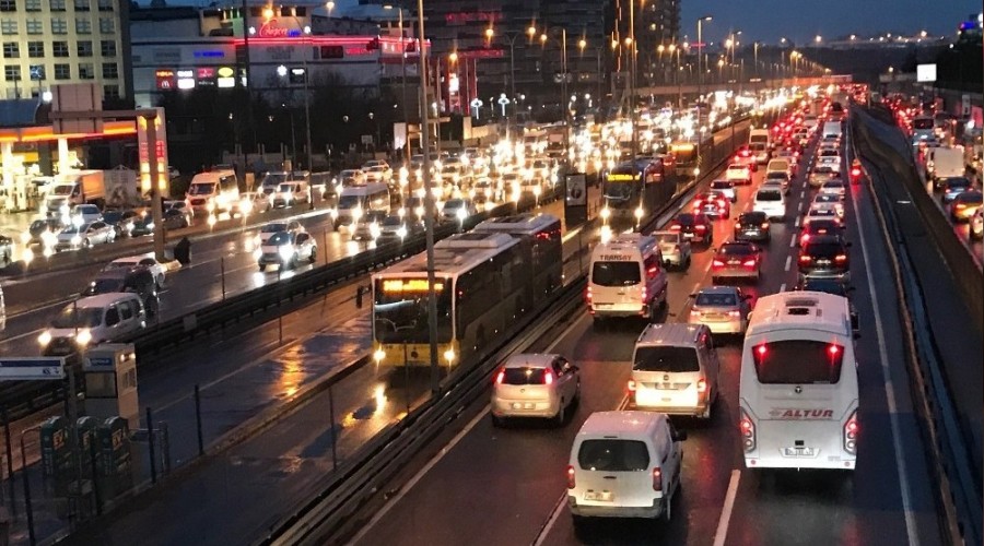 stanbul'da trafik younluu yzde 72'ye ykseldi