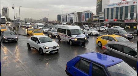 İstanbul'da yağış trafiği yoğunlaştırdı