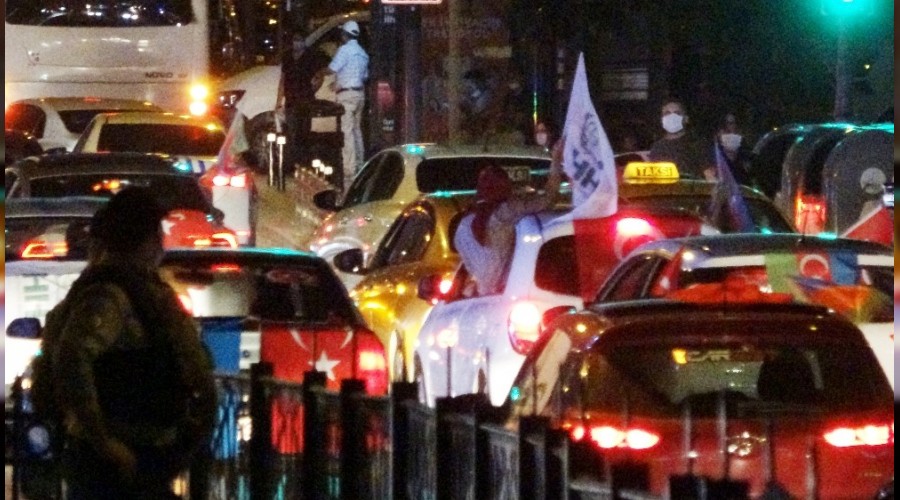 �stanbul'da y�zlerce ara�la Azerbaycan'a destek konvoyu