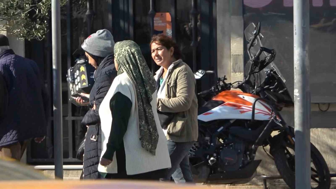 �stanbulkart doldurma bahanesiyle para isteyen 2 kad�n yakaland�