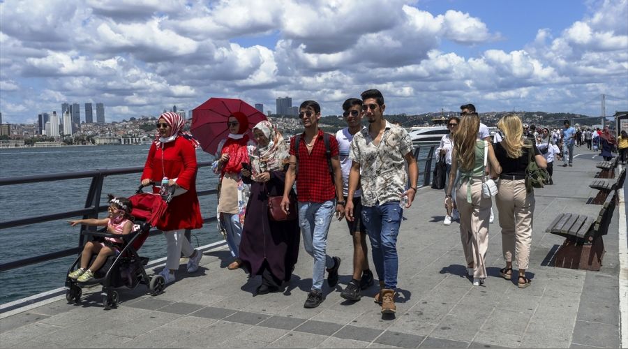 �stanbullular sahillere ak�n etti