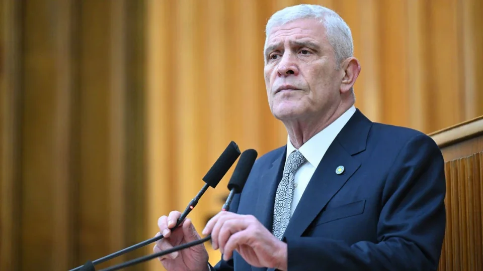 �Y� Parti Genel Ba�kan� M�savat  Dervi�o�lu, "�calan'a �zg�rl�k mitingleri yapacaklarm��, ben de 27 Haziran'da Tando�an�a ��kaca��m" dedi