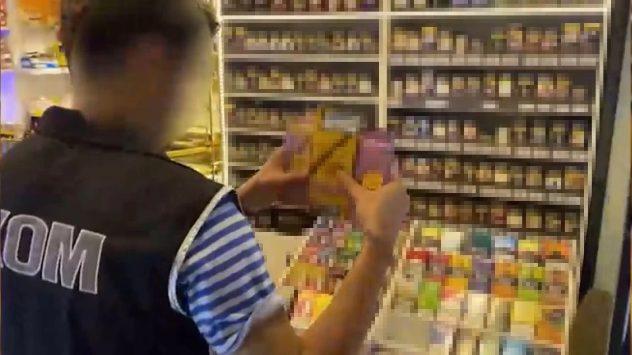 �zmir'de 1.5 milyonluk ka�ak �r�nler ele ge�irildi