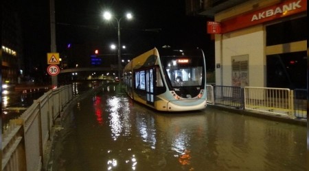 İzmir'de 212 iş yeri ve haneyi su bastı